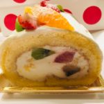 ローズロールのロールケーキは手土産にオススメ!赤と白のポップな水玉が目印